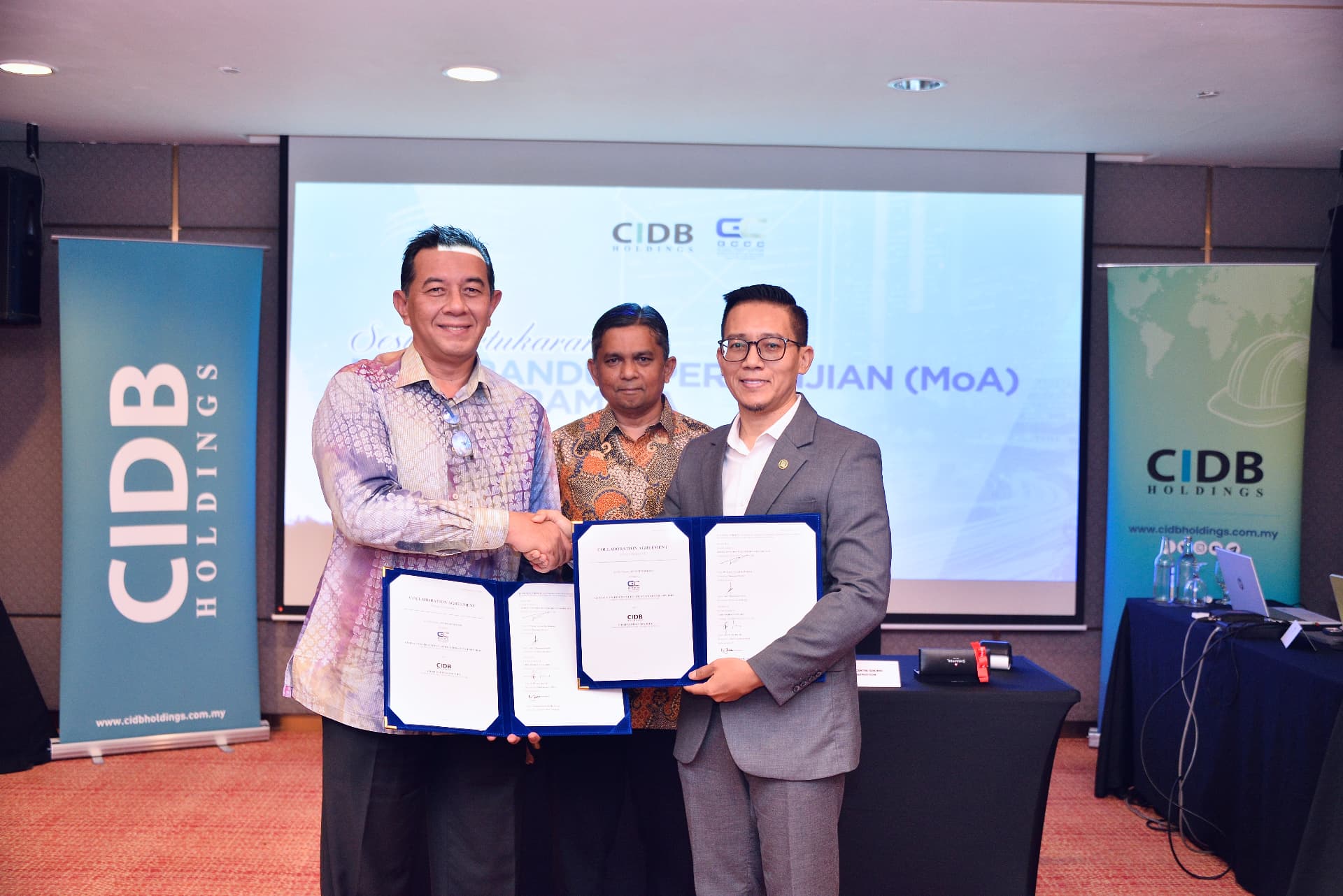 Representatives formalising the strategic partnership between Global Construction Certification Centre and CIDB Holdings